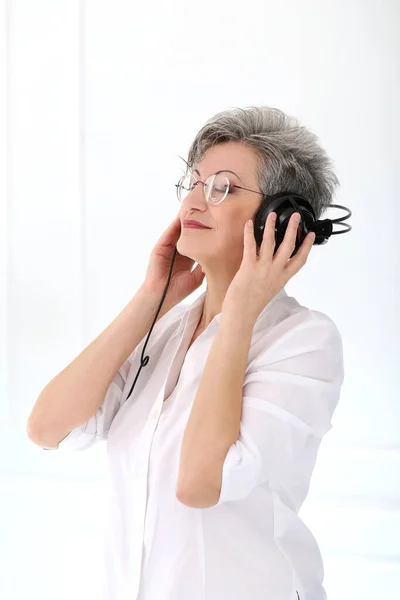 Mujer Feliz Anciana Con Auriculares —  Fotos de Stock