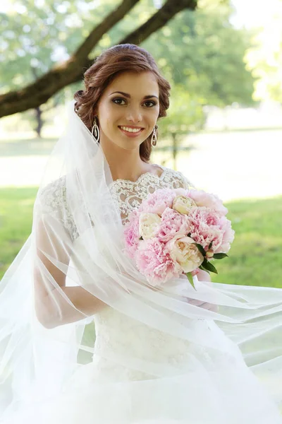 Belle Jeune Mariée Avec Bouquet Fleurs Posant Dans Parc — Photo