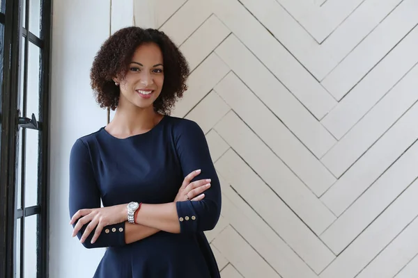 Oficina Estilo Vida Mujer Con Peinado Afroamericano — Foto de Stock