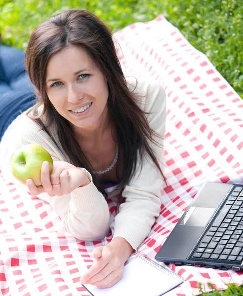 Mujer Joven Feliz Sosteniendo Manzana Verde — Foto de Stock