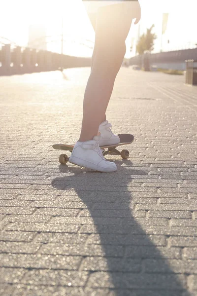 Mulher Jovem Skate Parque Skate — Fotografia de Stock