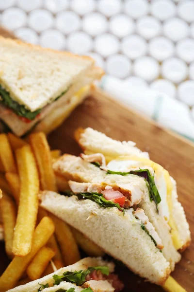 Essen Leckeres Sandwich Auf Dem Tisch — Stockfoto