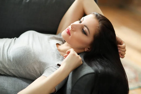 Sexy Joven Mujer Reaxling Sofá Casa —  Fotos de Stock