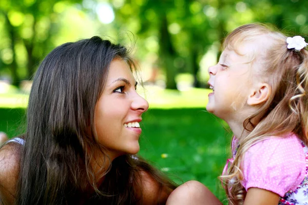 Douce Belle Fille Avec Mère — Photo