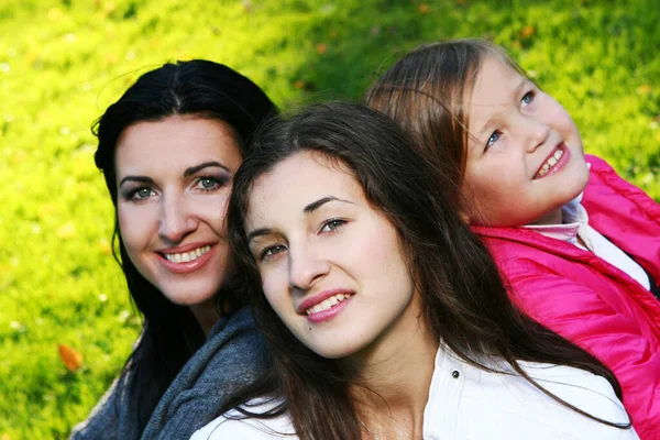 Giovani Famiglie Che Fanno Una Sana Passeggiata Nel Parco Autunnale — Foto Stock