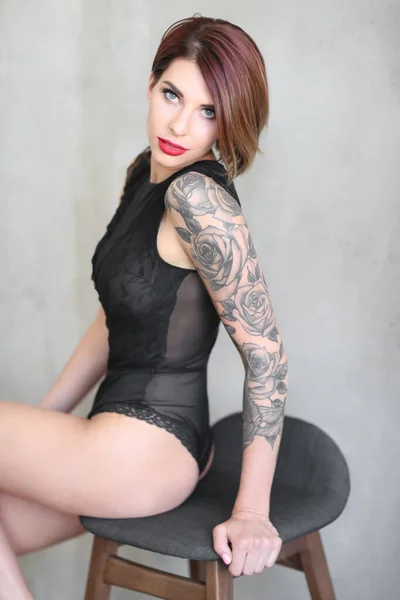 Belleza Hermosa Chica Con Tatuaje —  Fotos de Stock