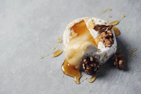 Yiyecekler. Peynir masada.