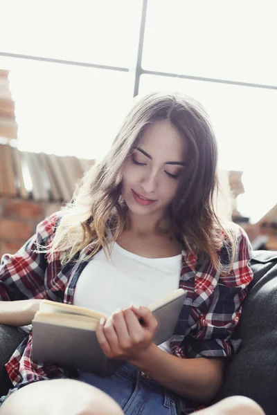 Bildung Und Bücher Schöne Frau Der Bibliothek — Stockfoto