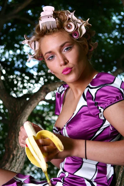 Een Mooie Jonge Vrouw Eet Banaan — Stockfoto