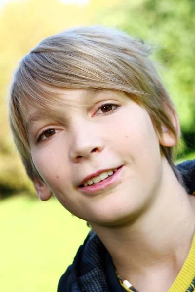 Portrét Mladé Atraktivní Chlapce Parku — Stock fotografie