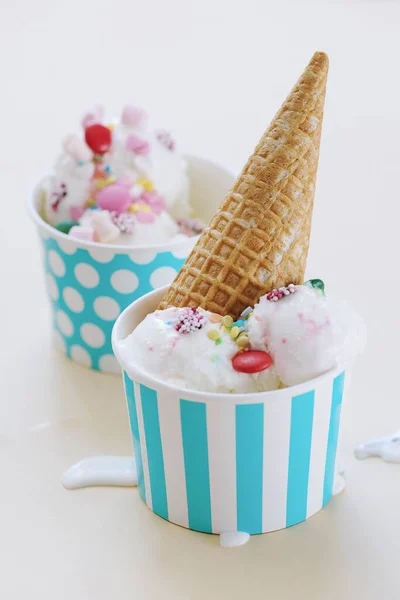 デザートだ テーブルの上においしいアイスクリーム — ストック写真