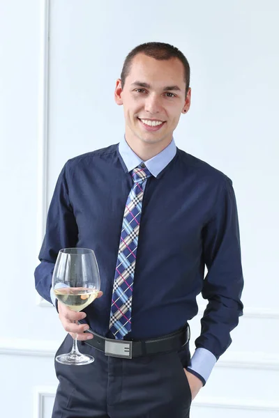 Kantoor Succesvolle Jonge Man Met Glas Champagne — Stockfoto