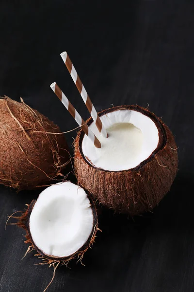 Bebida Refrescante Delicioso Coquetel Coco Com Palha — Fotografia de Stock