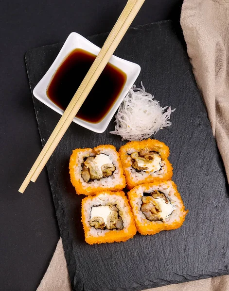 Jídlo Lahodné Sushi Stole — Stock fotografie