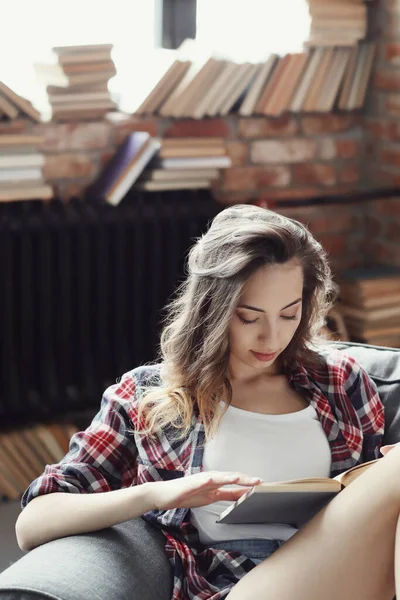 Edukacja Książki Urocza Kobieta Bibliotece — Zdjęcie stockowe