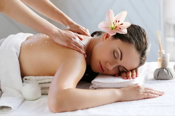 Junge Schöne Frau Entspannt Sich Bei Massage Wellness Salon — Stockfoto