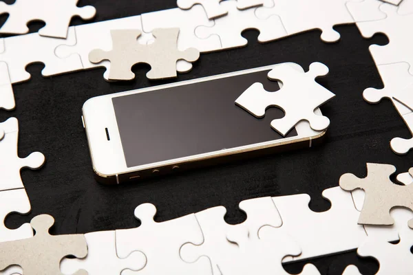 Białe Puzzle Telefonu Komórkowego Czarnym Tle — Zdjęcie stockowe