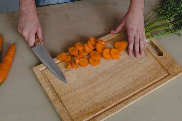 Food Natural Guy Cuts Carrot — Stock Photo, Image