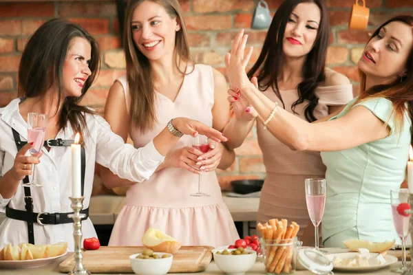 Festa Com Grupo Mulheres Bonitas — Fotografia de Stock