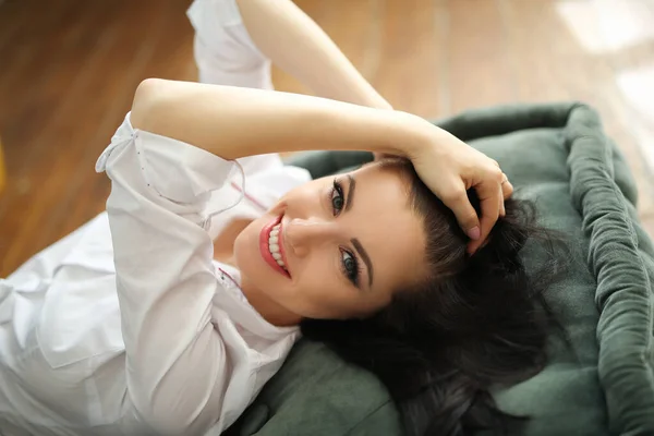 Retrato Mujer Joven Sexy Camisa Blanca Posando Casa —  Fotos de Stock