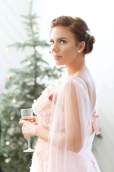 Düğün Için Pembe Elbiseli Güzel Kadın — Stok fotoğraf
