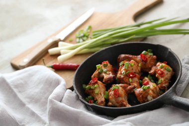 Yemek ve yemek. Kızarmış tavuk bacağı.