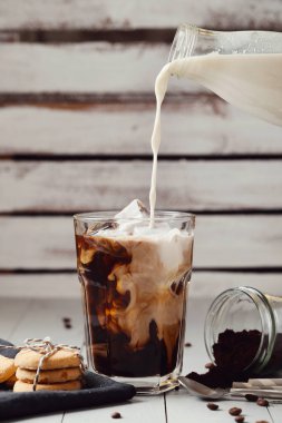 Kahve içeceğim. Sütlü buzlu latte