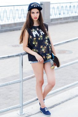 Şapkalı çekici kadın.