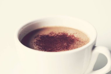 Kahve fincanı masanın üstünde.