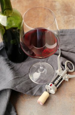 İçelim. Masada nefis şarap var.