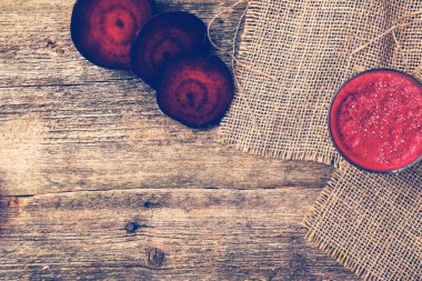 Tahta bir masada pancar suyu.