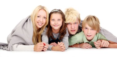 Bir grup genç ve güzel kız ve erkek.