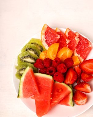 Yaz. Lezzetli meyveler masada.