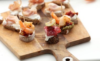 Yemek, aperatif. Masada lezzetli atıştırmalıklar var.