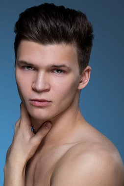 Yakışıklı, ciddi görünüşlü.