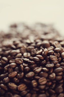 Kahve çekirdekleri masada.