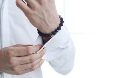 Beyaz gömlekli adam.