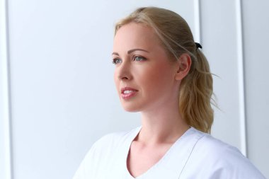 Profesyoneller. Beyaz arka planda güzel bir kozmetolog.