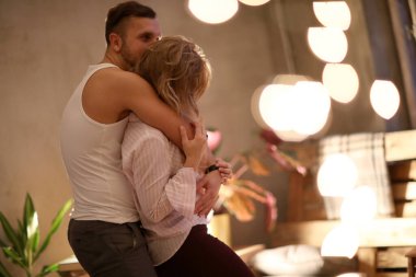 İlişki. Evdeki güzel çift