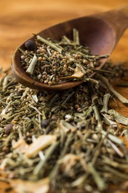 Baharatlar. Masada bir yığın yeşillik var.