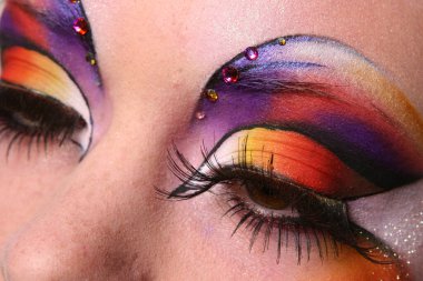 Parlak sanatsal makyajlı kadın yüzü