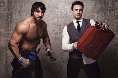 İnşaat aletleri olan güçlü ve çılgın adamlar.