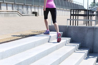 Spor, aktivite. Sokakta koşan tatlı bir kadın.