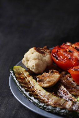 Yiyecekler. Tabakta ızgara sebze.