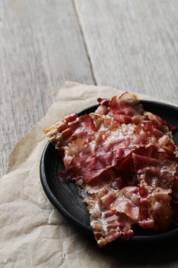 Kızarmış domuz pastırması.