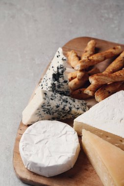 Yiyecekler. Peynir masada.