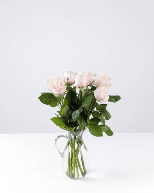 Çiçekler. Güzel, yumuşak güller masada yatıyor.