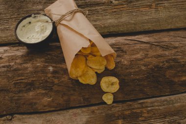 Tahta masada leziz patates cipsi.