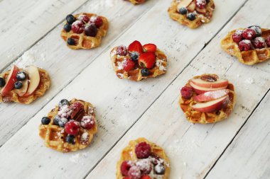 Lezzetli waffle 'lar masada.