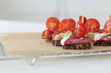 Yemek, aperatif. Masada lezzetli atıştırmalıklar var.